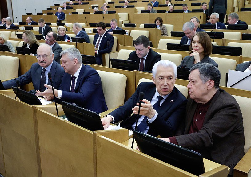 Руководитель фракции "Единая Россия" Владимир Васильев и Председатель Комитета по бюджету и налогам Андрей Макаров