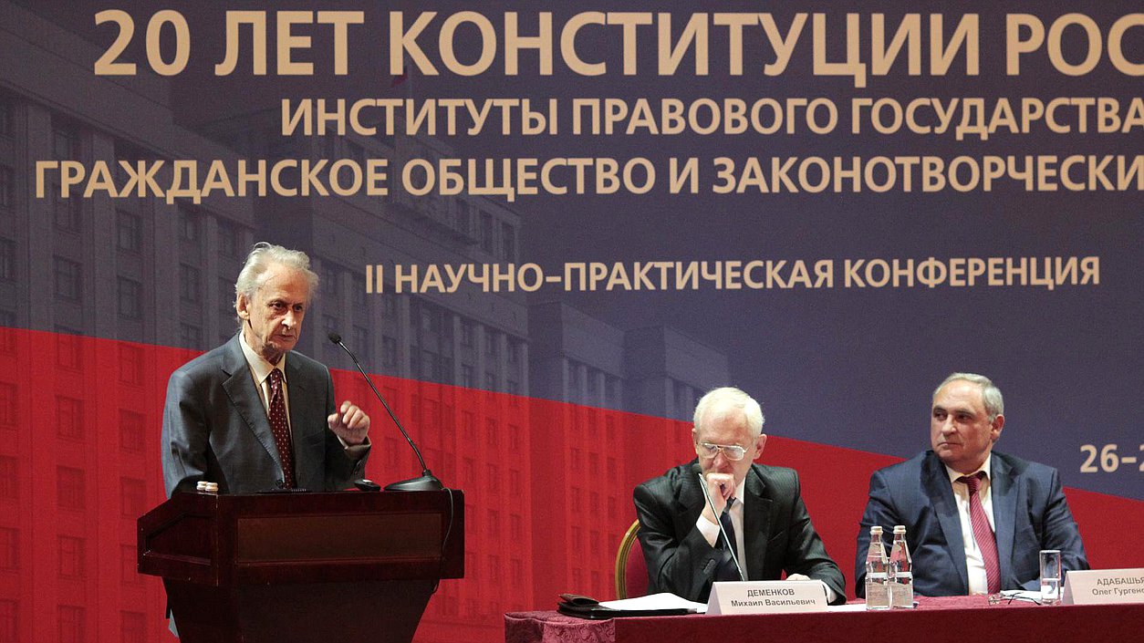 Юрий Тихомиров (на трибуне), Михаил Деменков, Олег Адабашьян