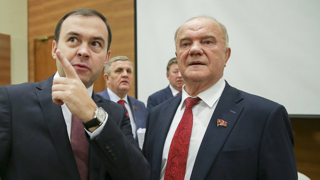 Первый заместитель Председателя Комитета по природным ресурсам, собственности и земельным отношениям Юрий Афонин и руководитель фракции КПРФ Геннадий Зюганов