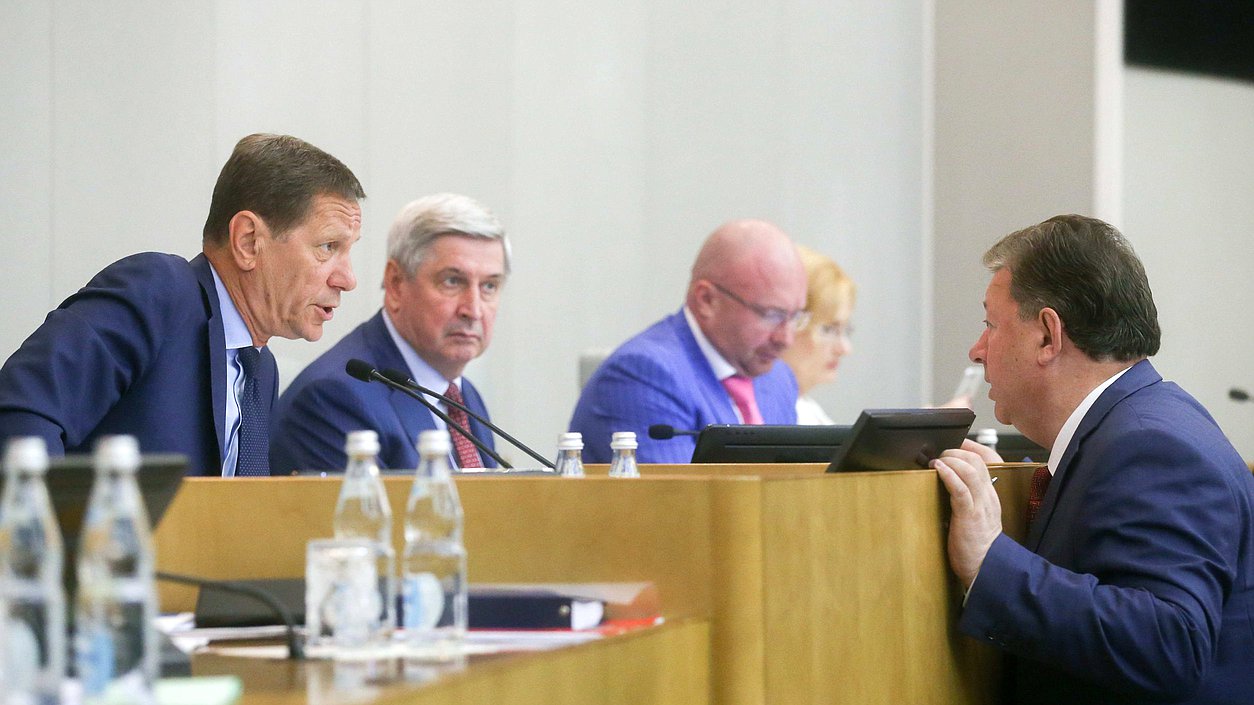 Первый заместитель Председателя Государственной Думы Александр Жуков, Первый заместитель Председателя Государственной Думы Иван Мельников и Председатель Комитета по аграрным вопросам Владимир Кашин