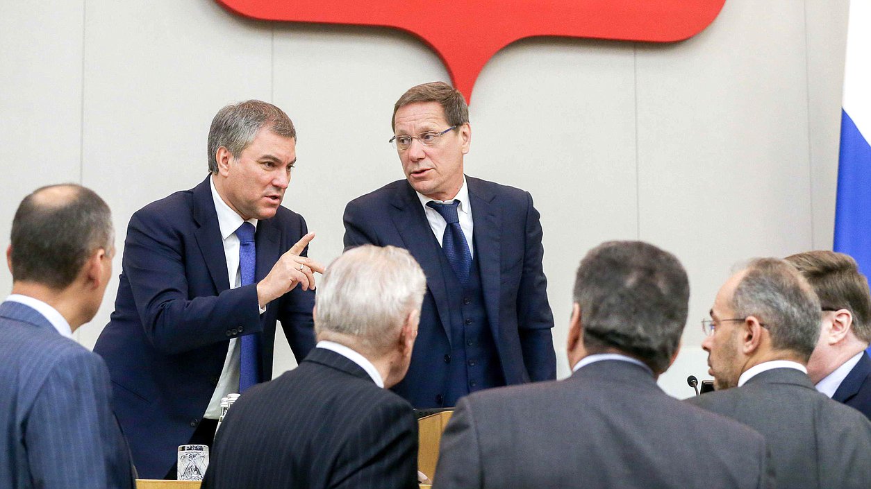 Председатель Государственной Думы Вячеслав Володин и первый заместитель Председателя Государственной Думы Александр Жуков. Автор фото: Марат Абулхатин/Фотослужба Государственной Думы