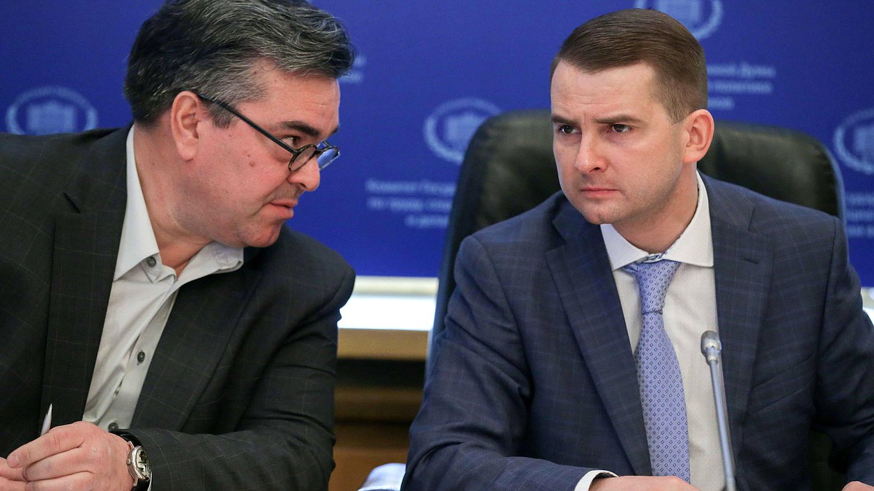 Председатель правления АНО защиты прав инвалидов "Международная академия доступности и универсального дизайна" Александр Бавельский и председатель Комитета по труду, социальной политике и делам ветеранов Ярослав Нилов во время Круглого стола на тему "Совершенствование организации дорожного движения в целях повышения общей безопасности и учета актуальных нужд инвалидов". Автор фото: Анна Исакова/Фотослужба Государственной Думы