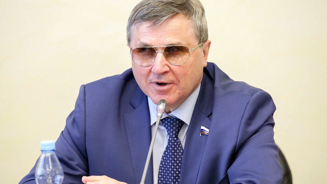 Первый заместитель Председателя Комитета по образованию и науке Олег Смолин