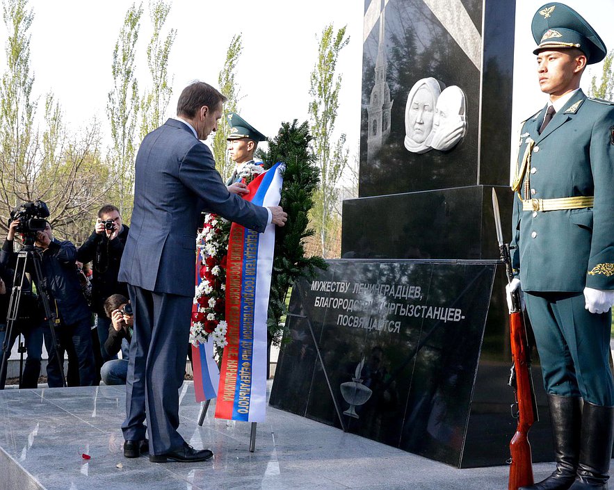 Возложение венка к Мемориалу памяти жертв блокады Ленинграда.

