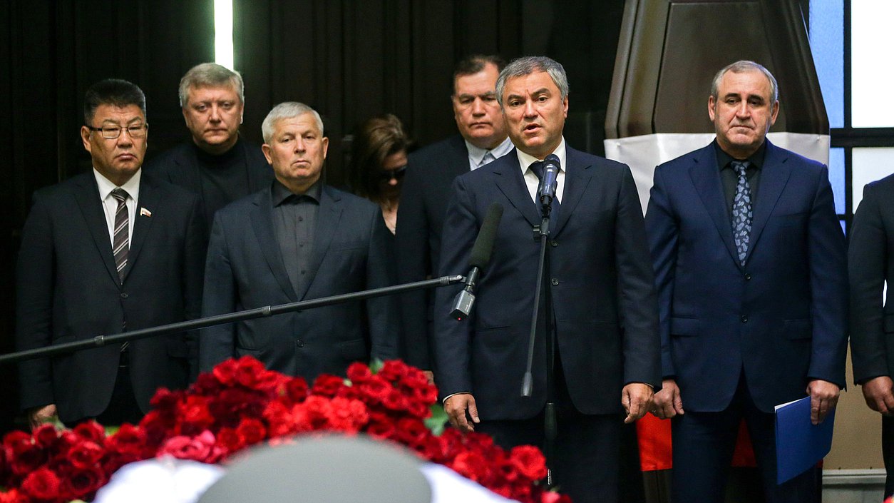Председатель Государственной Думы Вячеслав Володин и руководитель фракции «Единая Россия» Сергей Неверов
