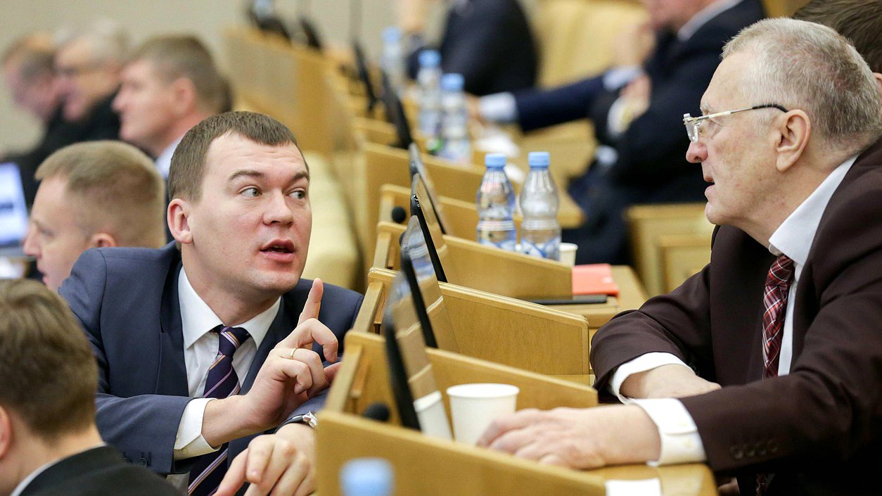 Руководитель фракции ЛДПР Владимир Жириновский и Председатель Комитета по физической культуре, спорту, туризму и делам молодежи Михаил Дегтярев