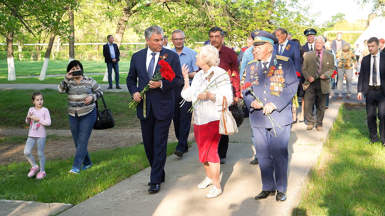 Возложение цветов к памятнику Героя Советского Союза Марины Расковой