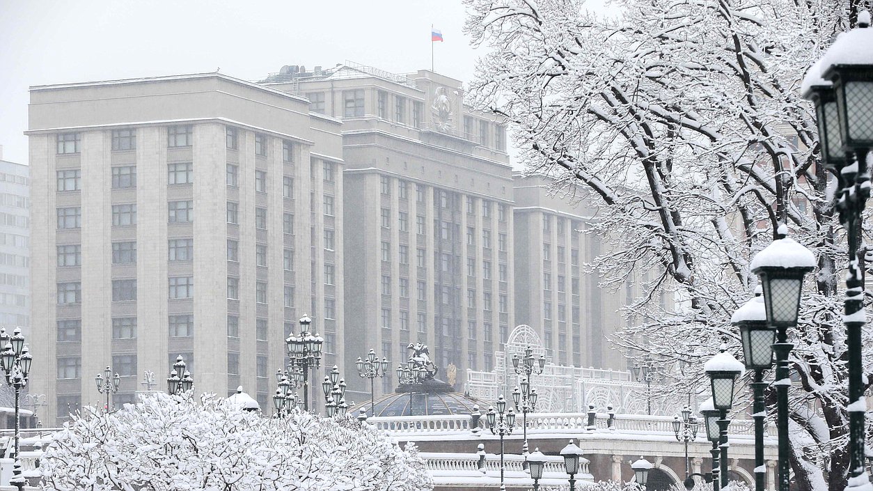 Здание Государственной Думы зима