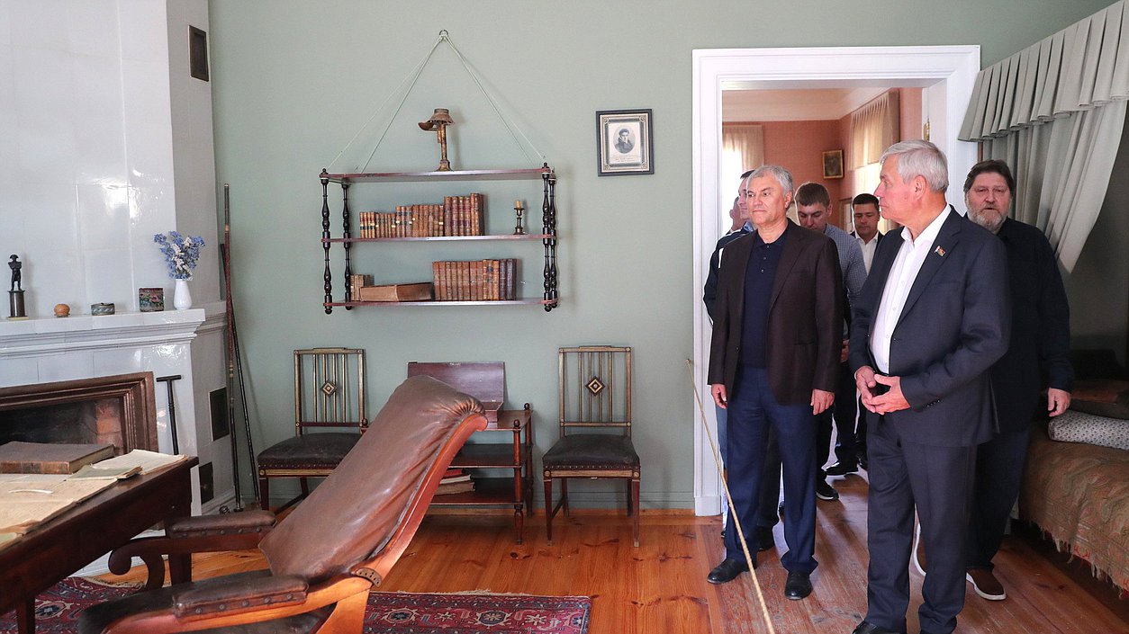 Председатель Государственной Думы Вячеслав Володин и Председатель Палаты представителей Национального собрания Республики Беларусь Владимир Андрейченко. Музей-усадьба «Михайловское»