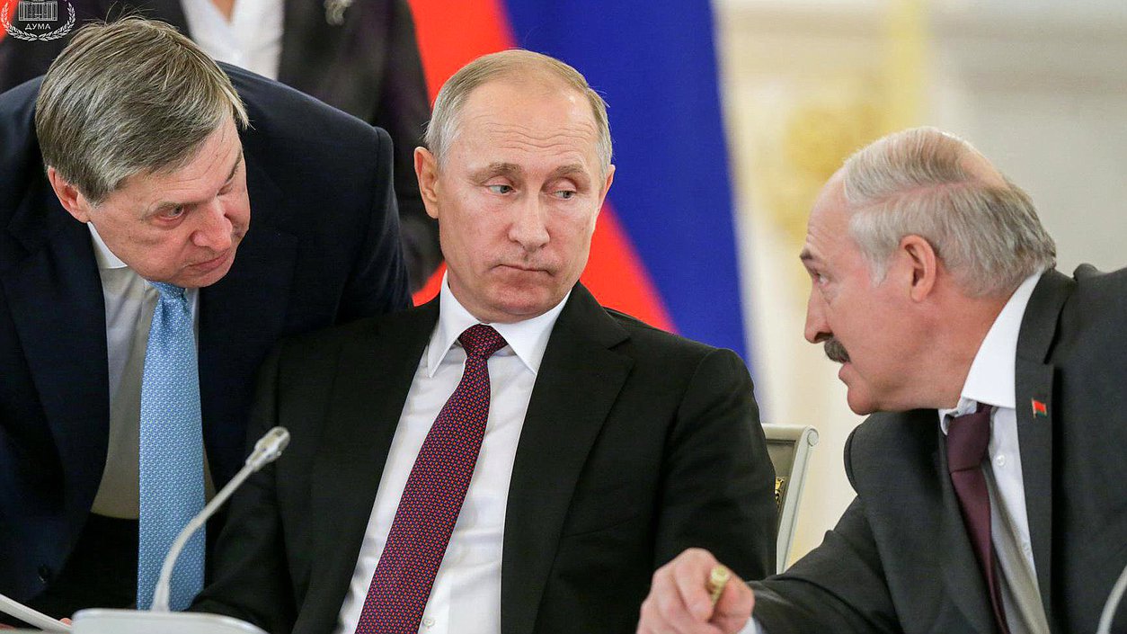 Президент России Владимир Путин, помощник Президента РФ Юрий Ушаков и Президент Белоруссии Александр Лукашенко во время заседания. Автор фото: Анна Исакова/Фотослужба Государственной Думы.
