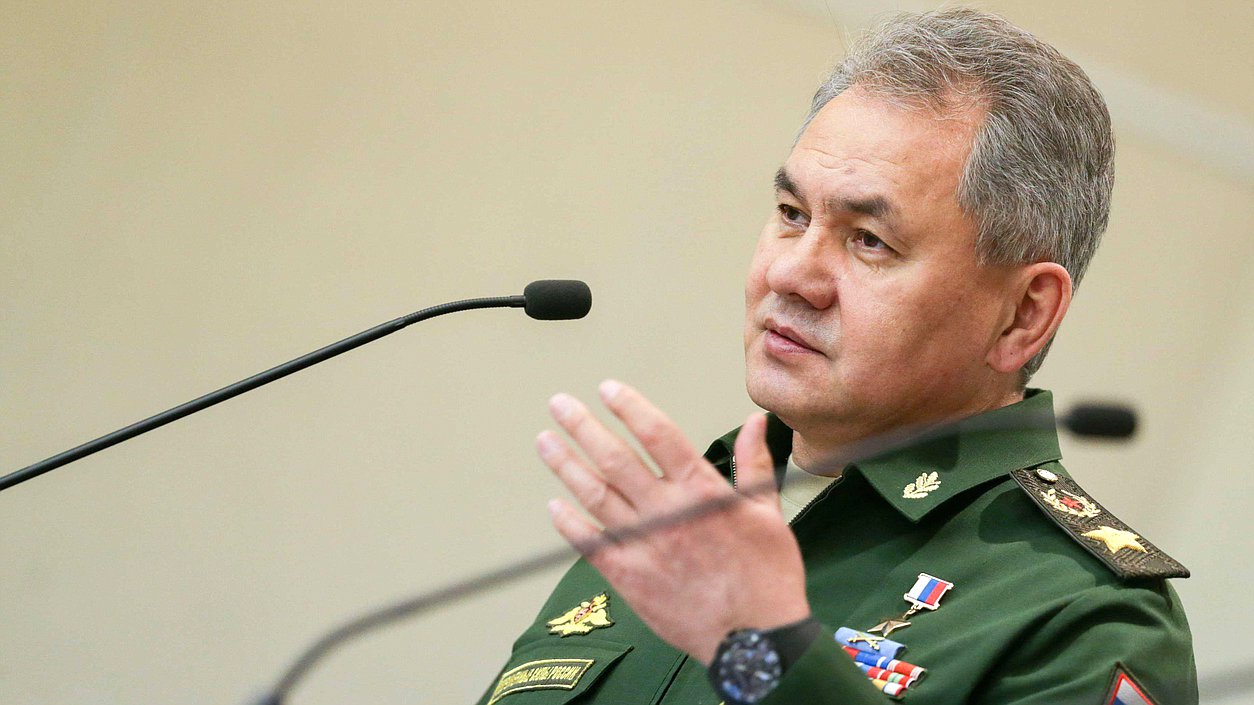 Министр обороны РФ Сергей Шойгу во время правительственного часа на пленарном заседании Государственной Думы