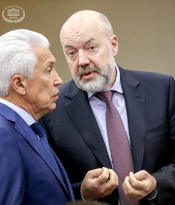 Председатель Комитета по государственному строительству и законодательству Павел Крашенинников и заместитель Председателя Государственной Думы Владимир Васильев во время заседания. Автор фото: Анна Исакова/Фотослужба Государственной Думы.