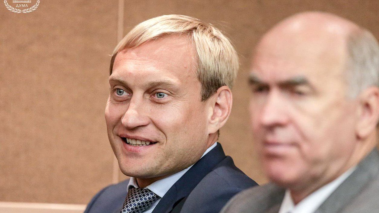 Представители регионов при рассмотрении вопроса о курортном сборе во время заседания. Автор фото: Анна Исакова/Фотослужба Государственной Думы.