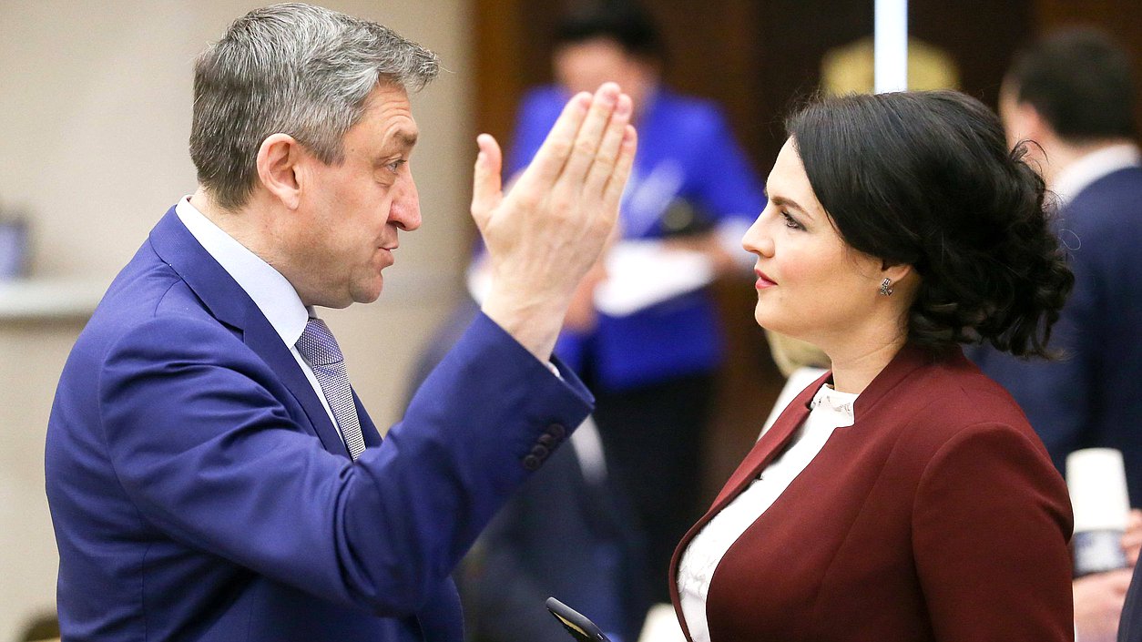 Член Комитета по вопросам семьи, женщин и детей Анна Кувычко и член Комитета по бюджету и налогам Александр Носов