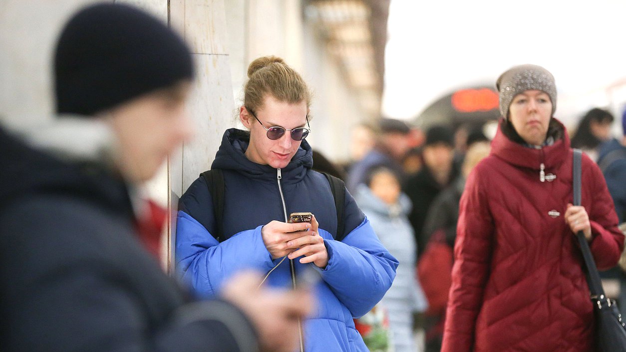 человек в метро транспорт телефон