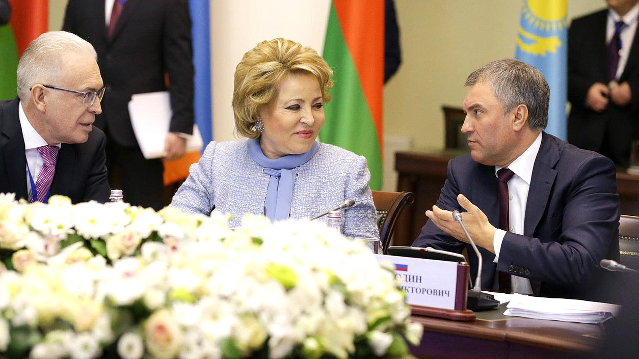 Председатель Государственной Думы Вячеслав Володин, Председатель Совета Федерации Валентина Матвиенко и Генеральный секретарь Совета МПА государств СНГ Алексей Сергеев во время заседания. Автор фото: Анна Исакова/Фотослужба Государственной Думы.
