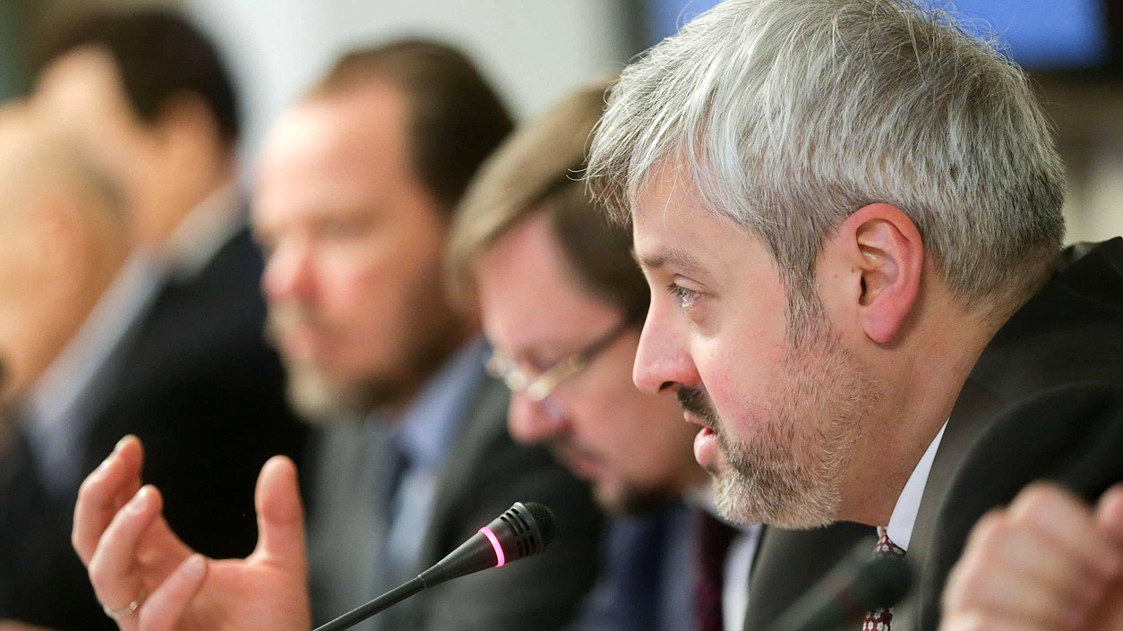 Заместитель министра образования и науки России Павел Зенькович во время парламентских слушаний на тему "О реализации Стратегии государственной культурной политики". Автор фото: Марат Абулхатин/Фотослужба Государственной Думы
