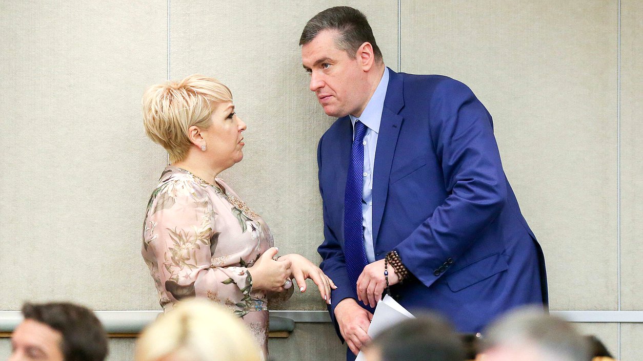 Председатель Комитета по международным делам Леонид Слуцкий и Первый заместитель Председателя Комитета по бюджету и налогам Ирина Гусева