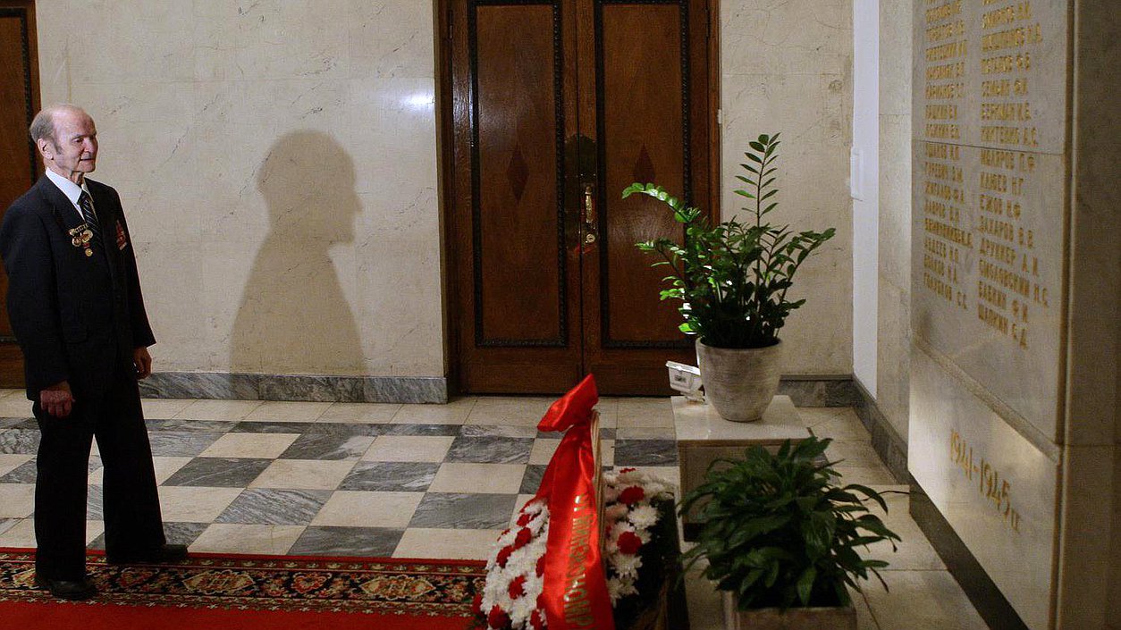    Ветераны Минэкономразвития России возложили цветы к мемориалу, увековечившему память работников планово-экономических органов, погибших в годы Великой Отечественной войны.