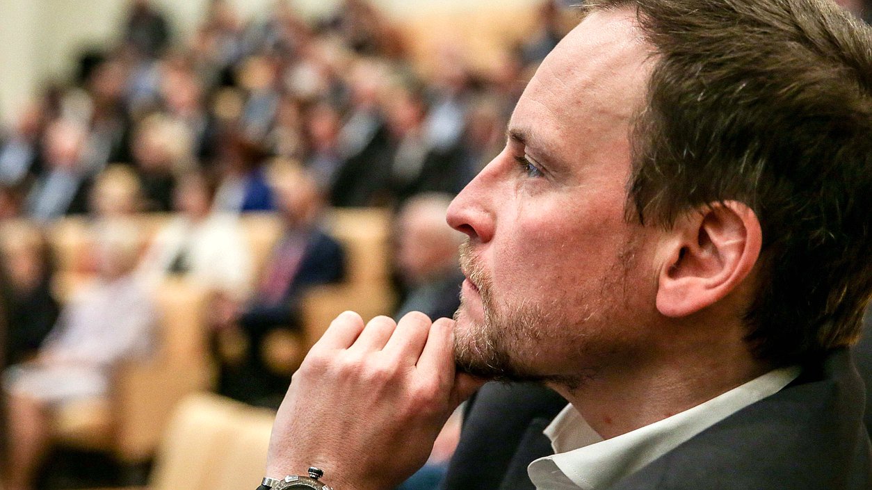 Первый заместитель Председателя Комитета по жилищной политике и жилищно-коммунальному хозяйству Александр Сидякин во время встречи