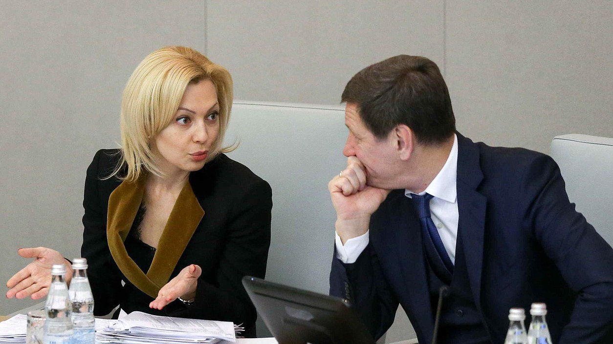 Заместители Председателя Государственной Думы Александр Жуков и Ольга Тимофеева. Автор фото: Марат Абулхатин/Фотослужба Государственной Думы