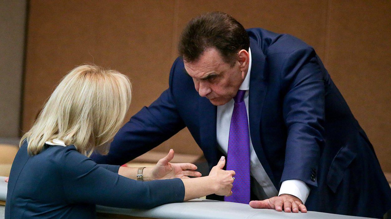 Аудитор Счетной Палаты Российской Федерации Владимир Катренко и заместитель председателя Комитета по культуре Ольга Казакова во время заседания. Автор фото: Анна Исакова/Фотослужба Государственной Думы.

