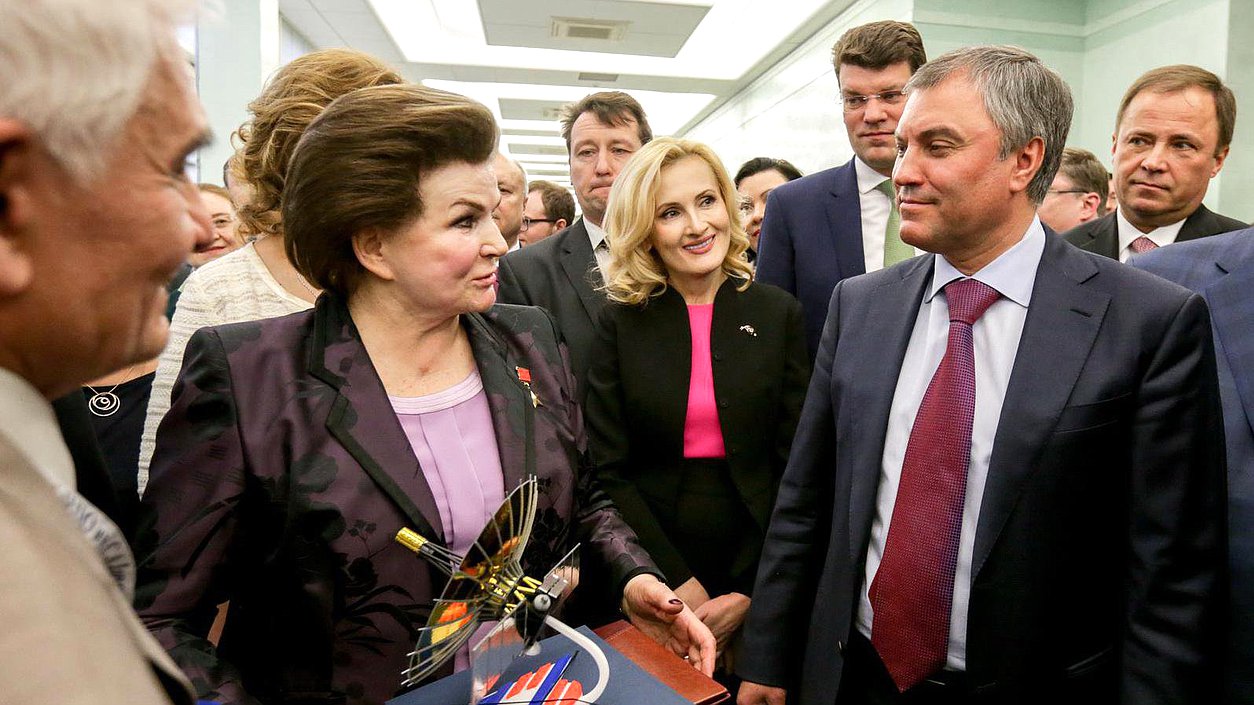 Председатель Государственной Думы Вячеслав Володин и заместитель председателя Комитета по федеративному устройству и вопросам местного самоуправления Валентина Терешкова во время выставки. Авторство фотографий: Анна Исакова/Фотослужба Государственной Думы.
