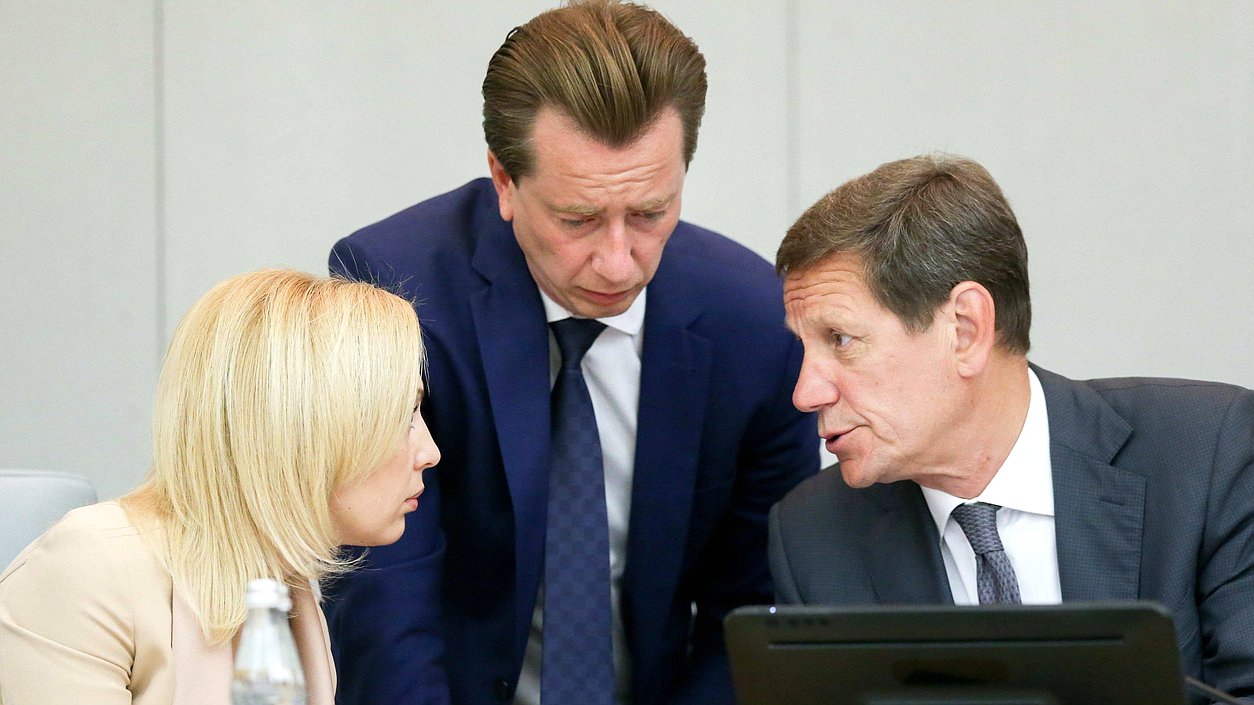 Заместитель Председателя Государственной Думы Ольга Тимофеева, Первый заместитель Председателя Государственной Думы Александр Жуков и Председатель Комитета по экологии и охране окружающей среды Владимир Бурматов