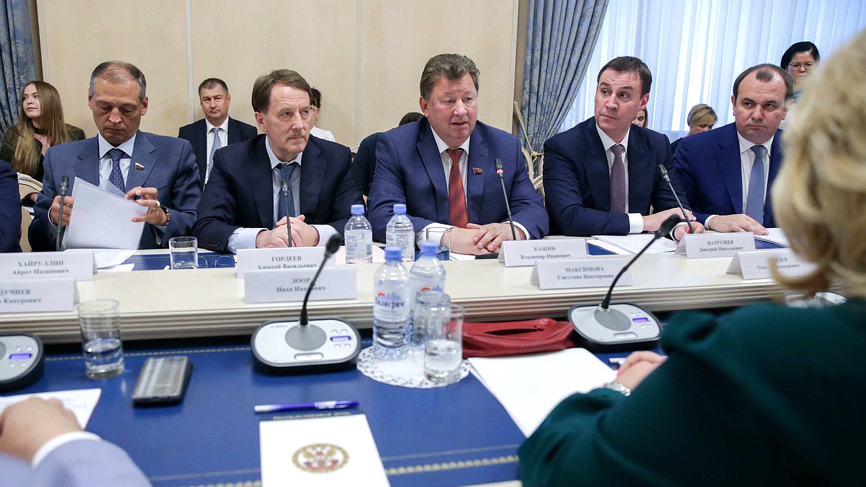 Председатель Комитета по аграрным вопросам Владимир Кашин, Заместитель Председателя Правительства РФ Алексей Гордеев и Министр сельского хозяйства РФ Дмитрий Патрушев