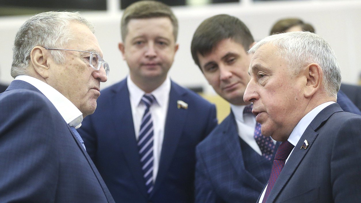 Руководитель фракции ЛДПР Владимир Жириновский и Председатель Комитета по региональной политике и проблемам Севера и Дальнего Востока Николай Харитонов