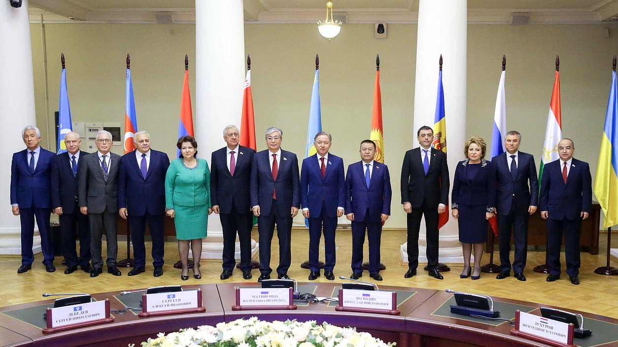 Участники заседания Совета Межпарламентской Ассамблеи государств-участников Содружества Независимых Государств во время совместного фотографирования. 