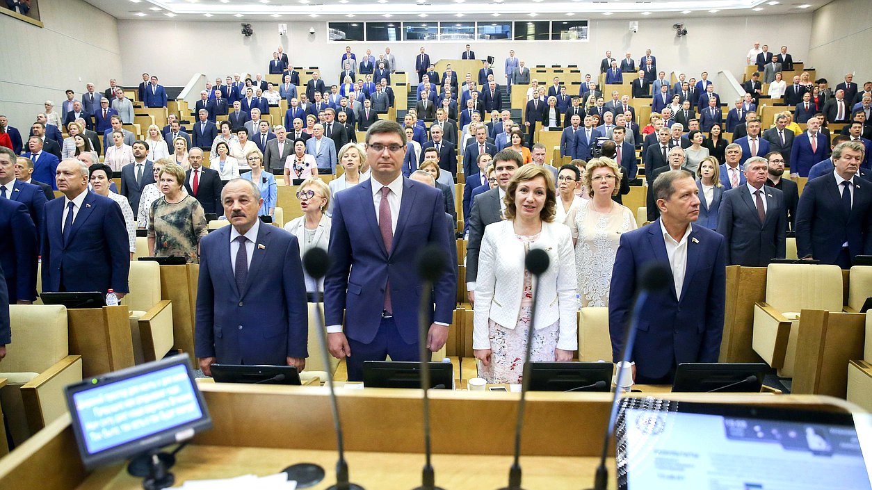 Пленарное заседание нейтральное депутаты