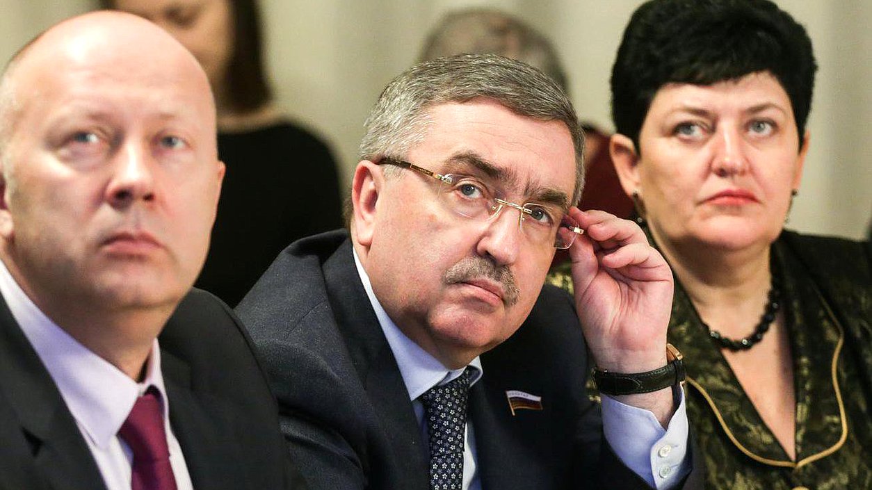 Член Комитета по культуре Юрий Левицкий во время парламентских слушаний на тему "О реализации Стратегии государственной культурной политики". Автор фото: Марат Абулхатин/Фотослужба Государственной Думы.
