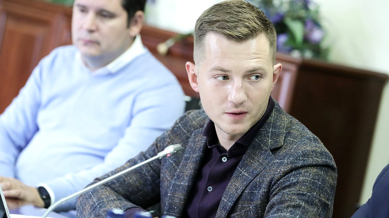 Председатель Комитета по молодежной политике Артем Метелев