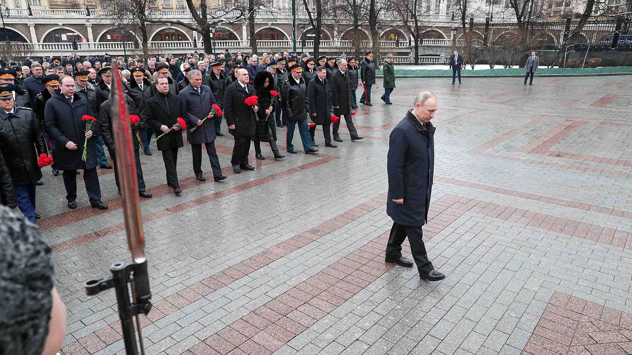 Возложение цветов к Могиле Неизвестного Солдата и к памятнику Г.К. Жукову в День защитника Отечества