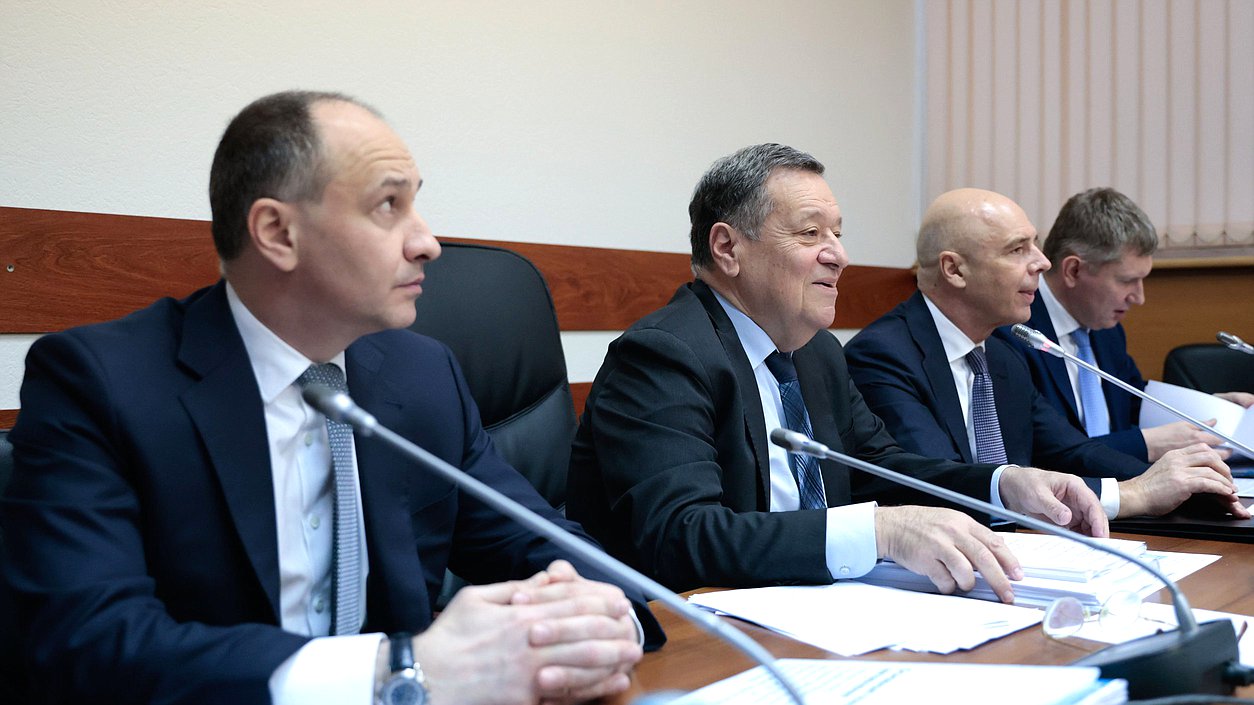 Председатель Счетной палаты РФ Борис Ковальчук, Председатель Комитета по бюджету и налогам Андрей Макаров, Министр финансов РФ Антон Силуанов и Министр экономического развития РФ Максим Решетников