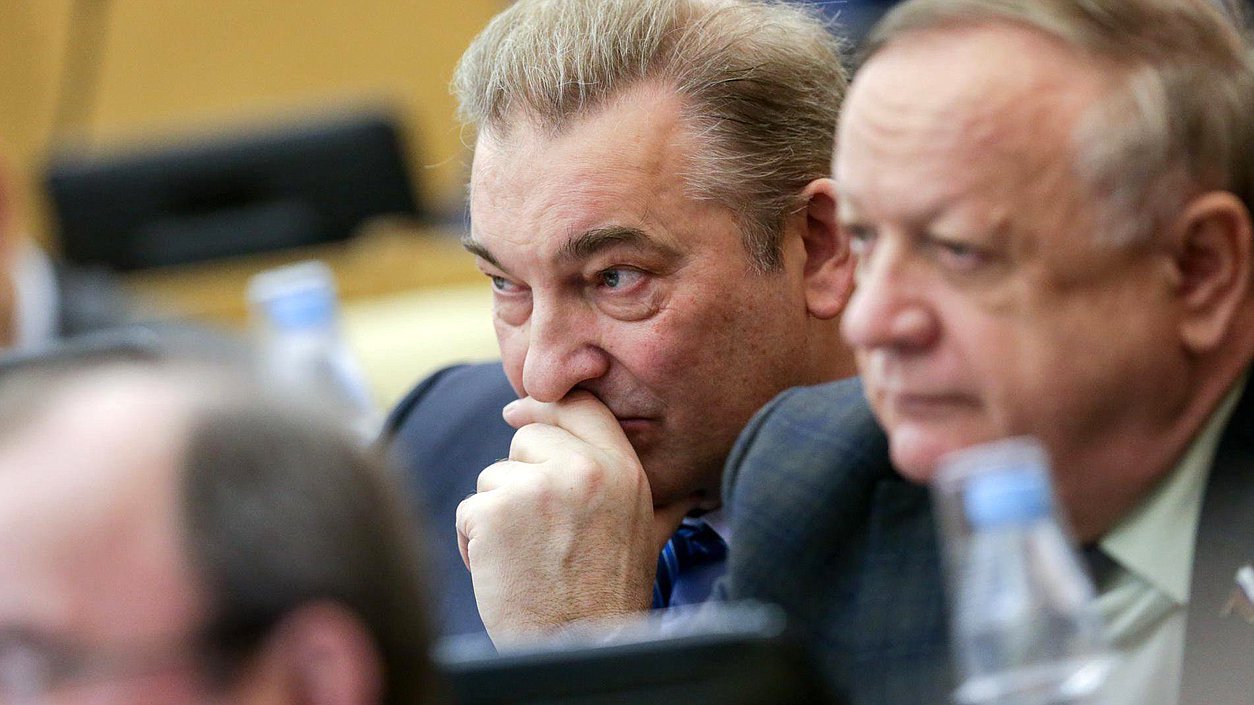 Член Комитета по охране здоровья Владислав Третьяк во время пленарного заседания. Фото: Анна Исакова/Фотослужба Государственной Думы.

