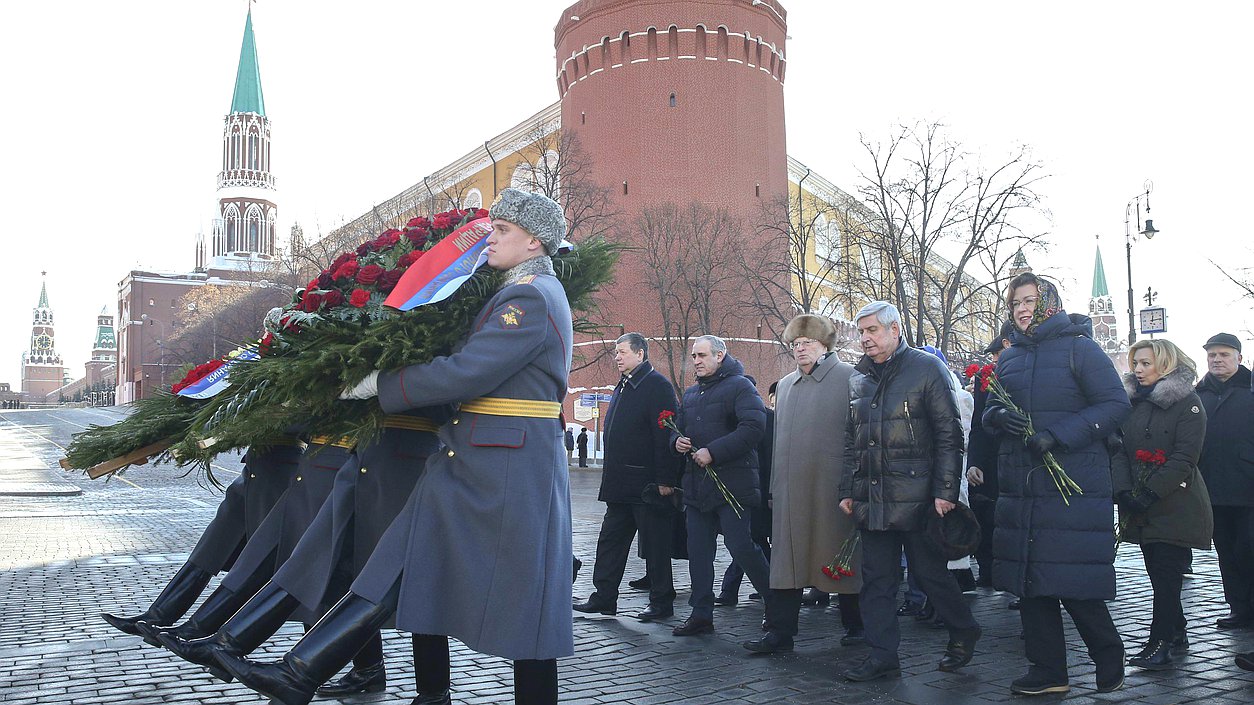 Руководитель фракции "Единая Россия" Сергей Неверов, руководитель фракции ЛДПР Владимир Жириновский, первый заместитель Председателя Государственной Думы Иван Мельников и заместитель Председателя Государственной Думы Ольга Епифанова