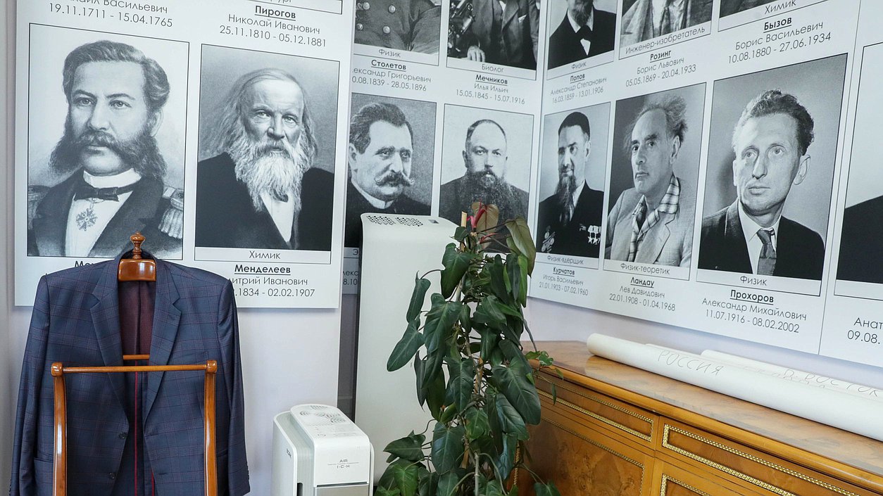 Открытие выставки, посвященной памяти Владимира Жириновского