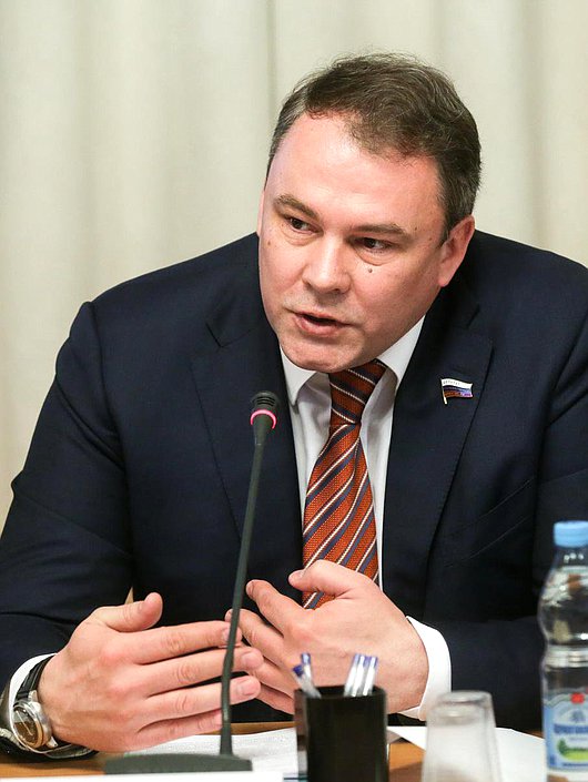 Заместитель Председателя Государственной Думы Петр Толстой во время парламентских слушаний на тему "О реализации Стратегии государственной культурной политики". Автор фото: Марат Абулхатин/Фотослужба Государственной Думы.
