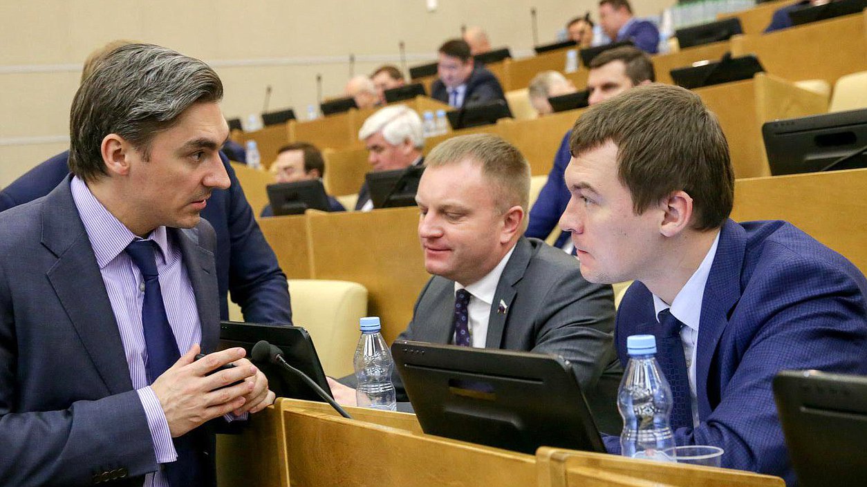 Заместитель председателя Комитета по информационной политике, информационным технологиям и связи Андрей Свинцов и председатель Комитета по физической культуре, спорту, туризму и делам молодежи Михаил Дегтярев во время заседания. Автор фото: Анна Исакова/Фотослужба Государственной Думы.
