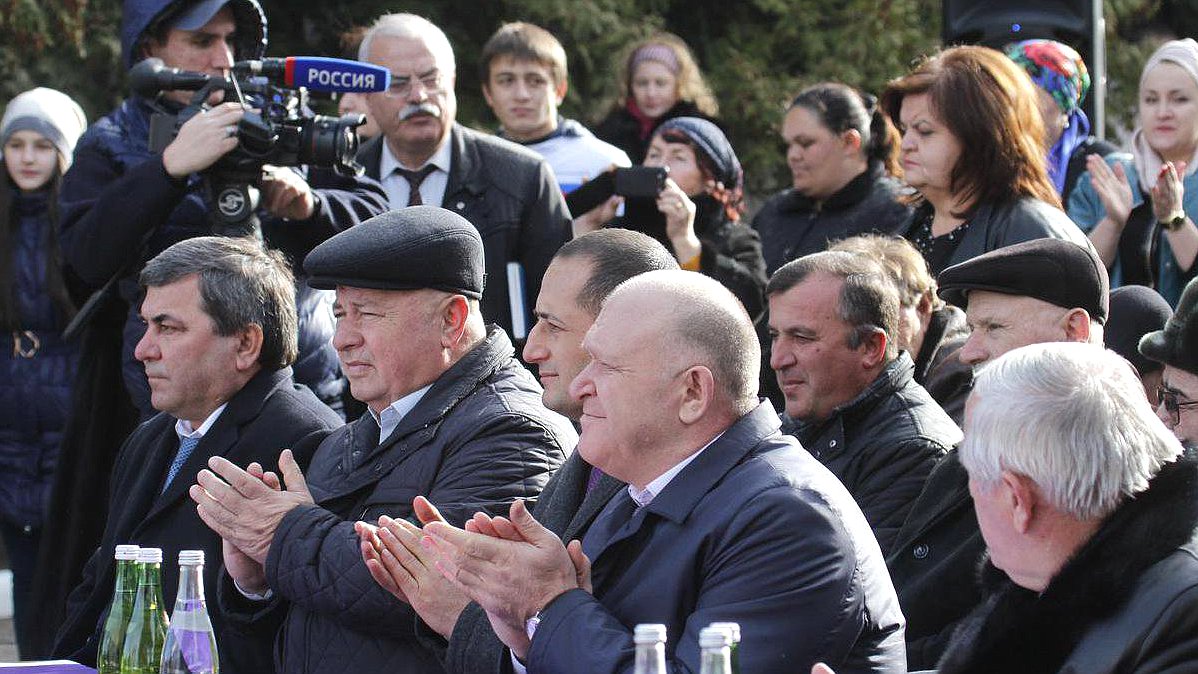 По инициативе депутата Государственной Думы РФ Анатолия Бифова в Кабардино-Балкарии в с.Дугулыбгей открылась первая "воркаут-площадка". 
