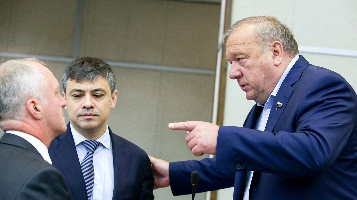 Председатель Комитета по охране здоровья Дмитрий Морозов и Председатель Комитета по обороне Владимир Шаманов