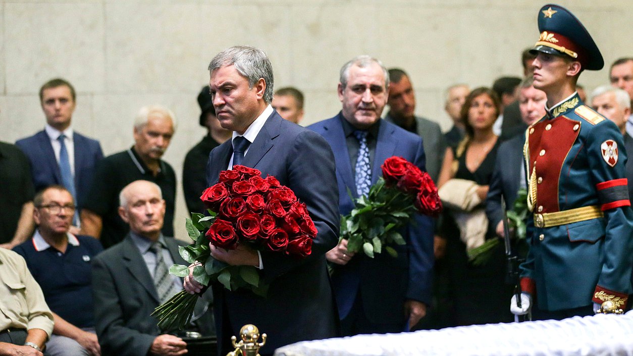 Председатель Государственной Думы Вячеслав Володин и руководитель фракции «Единая Россия» Сергей Неверов