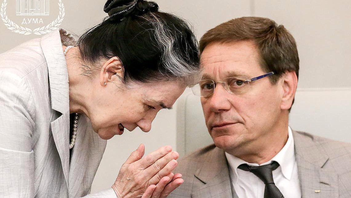 Первый заместитель Председателя Государственной Думы Александр Жуков и председатель Комитета по жилищной политике и жилищно-коммунальному хозяйству Галина Хованская во время заседания. Автор фото: Марат Абулхатин/Фотослужба Государственной Думы.