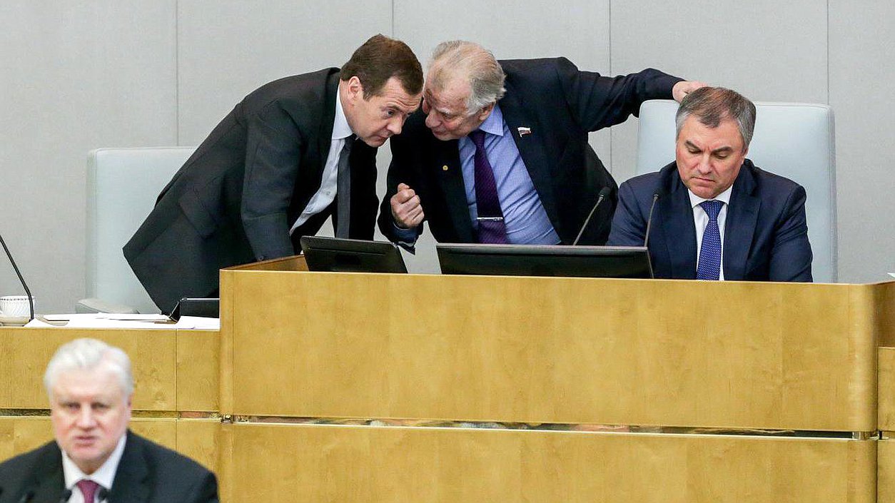 Председатель Государственной Думы Вячеслав Володин, премьер-министр РФ Дмитрий Медведев и член Комитета по образованию и науке Жорес Алферов во время пленарного заседания. Автор фото: Анна Исакова/Фотослужба Государственной Думы.