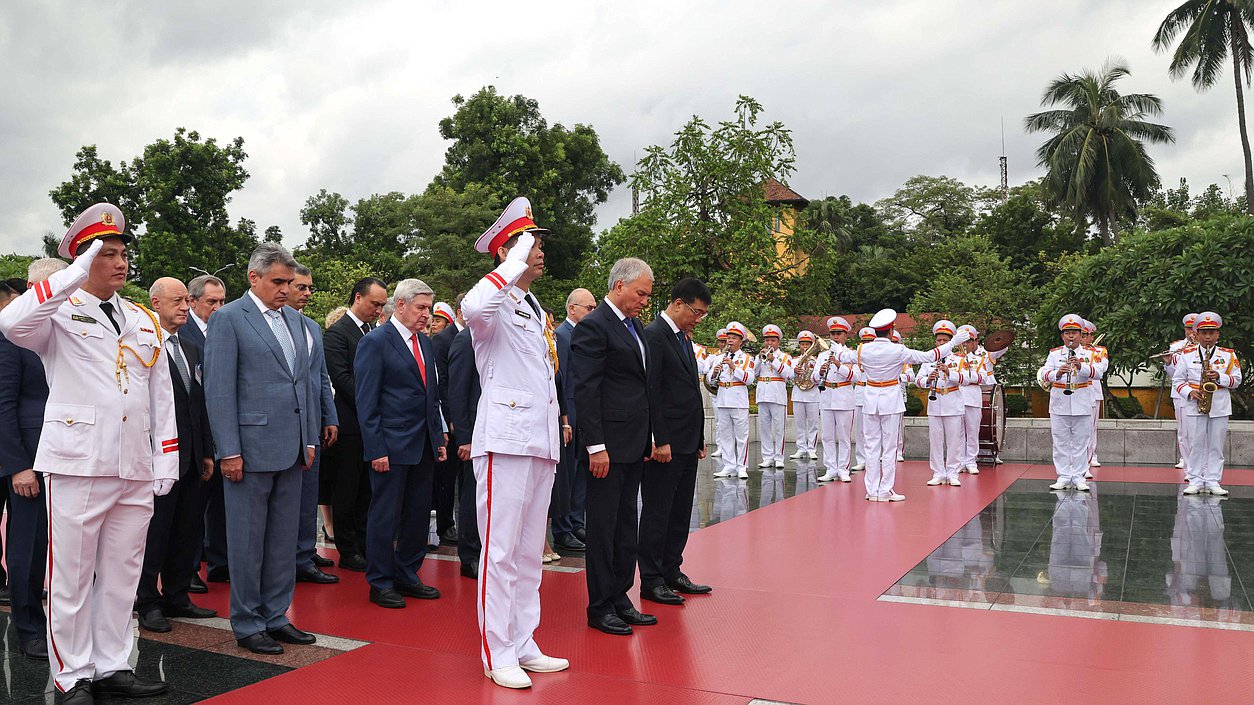 Chairman of the State Duma Vyacheslav Volodin. Wreath-laying ceremony at the Fallen Heroes Monument
