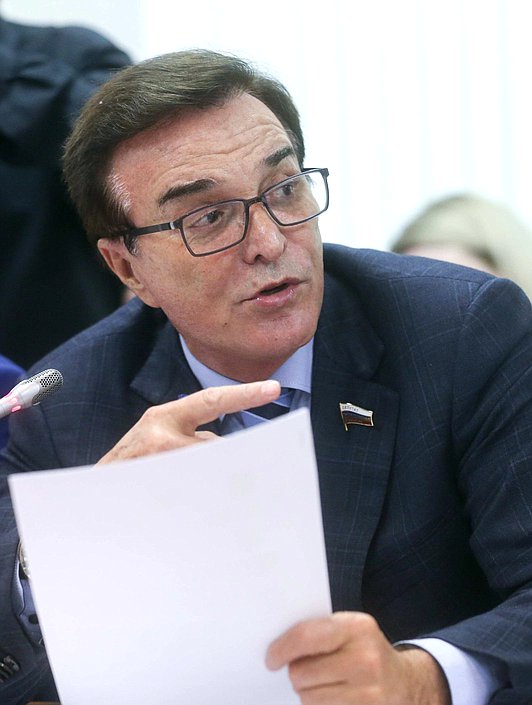 Член Комитета по экономической политике, промышленности, инновационному развитию и предпринимательству Александр Максимов