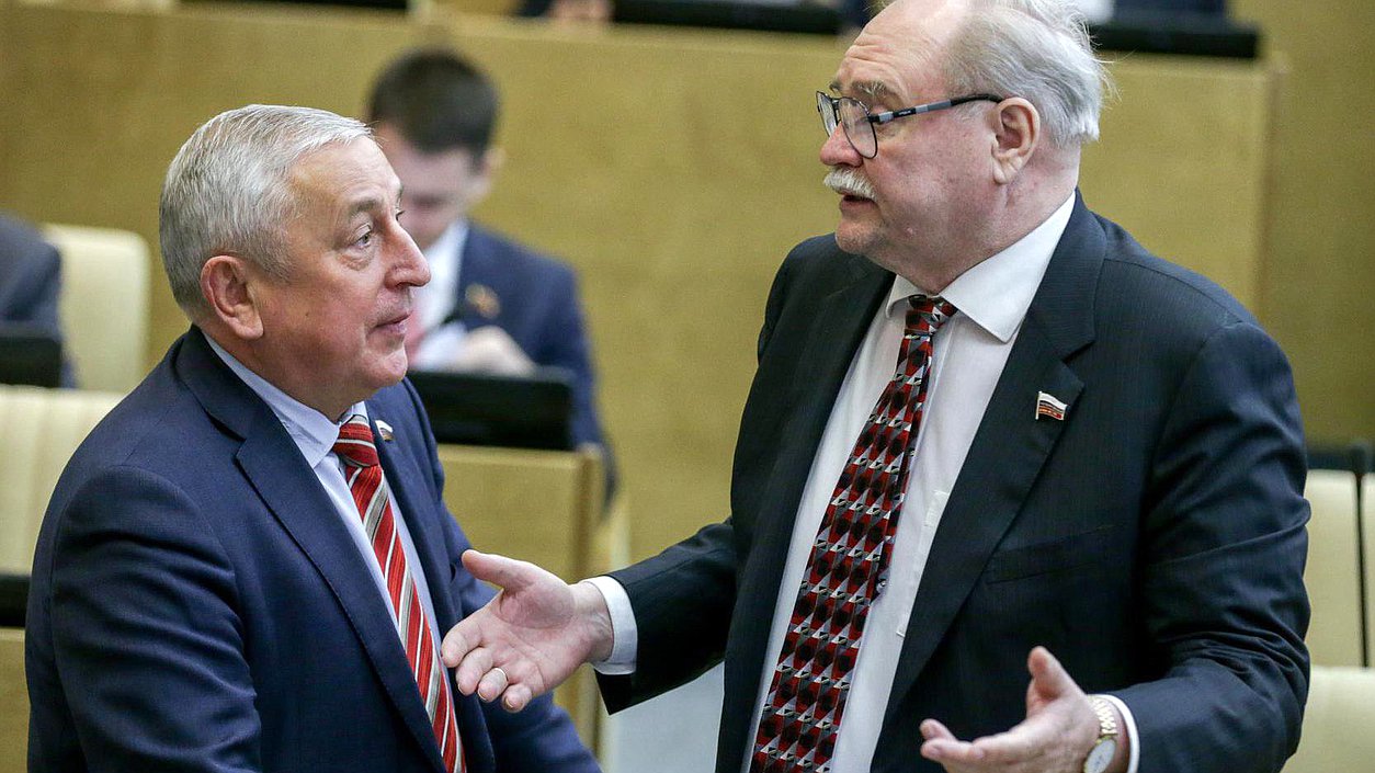 Председатель Комитета Государственной Думы по региональной политике и проблемам Севера и Дальнего Востока Николай Харитонов и первый заместитель председателя Комитета Государственной Думы по культуре Владимир Бортко (слева направо) на пленарном заседании Государственной Думы.
