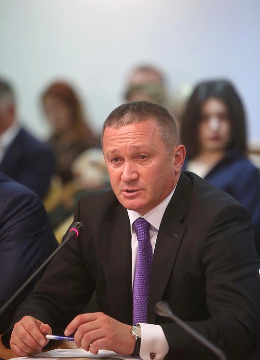 Парламентские слушания Комитета Государственной Думы по земельным отношениям и строительству на тему «Региональное развитие и комфортная среда проживания граждан как основа градостроительной политики Российской Федерации». 

